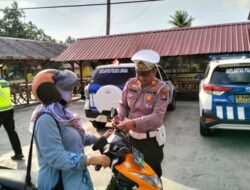 Satlantas Polres Lingga Bagikan Bendera Merah Putih kepada Pengendara Sepeda Motor