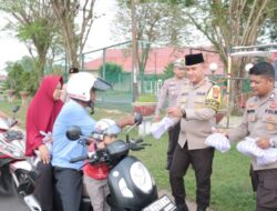 Dirikan Dapur Ramadhan Polres Bersama Bhayangkari Cabang Lingga Berbagi Makanan Ke Warga