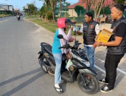 Polres lingga bagi takjil ke Masyarakat singkep