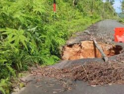 Jalan Utama Penghubung Desa Kelumu Lingga Amblas 