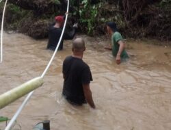 Warga RW 11 Kelurahan Dabo Goro Bersihkan Sungai Akibat Banjir 