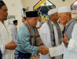 Bupati Lingga Muhammad Nizar dan keluarga menunaikan Shalat Idul Adha 1445 H di Daik,Lingga.