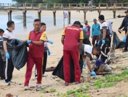 Jejak Bhayangkara di Garis Pantai: Ketika Laut Dipeluk dalam Aksi Cinta