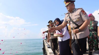 Ritual Sunyi di Laut Dabo: Tabur Bunga Polres Lingga, Refleksi Cinta pada Negeri