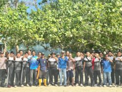 Polsek Daik Lingga Gelar Aksi Gotong Royong Pembersihan Pantai Pasir Panjang dalam Rangka Hari Bhayangkara ke-79