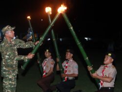 Wakil Bupati Lingga Pimpin Upacara Taptu dan Pawai Obor Peringatan HUT RI ke-80 di Kecamatan Singkep